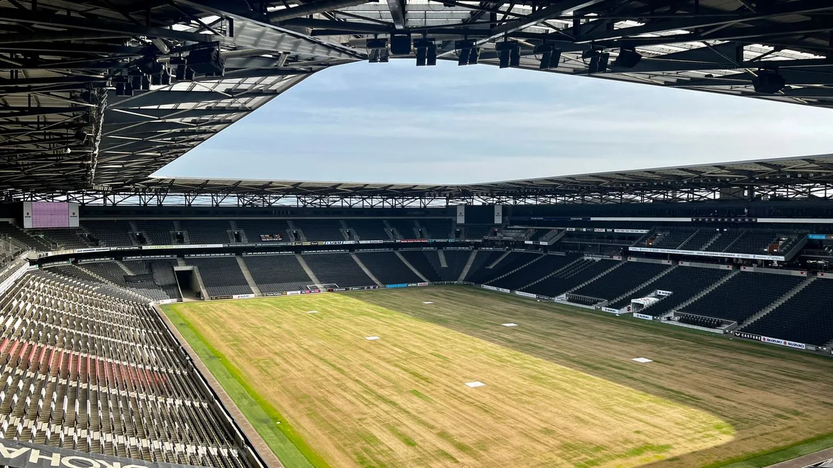 ភ្នំពេញក្រោន football stadium